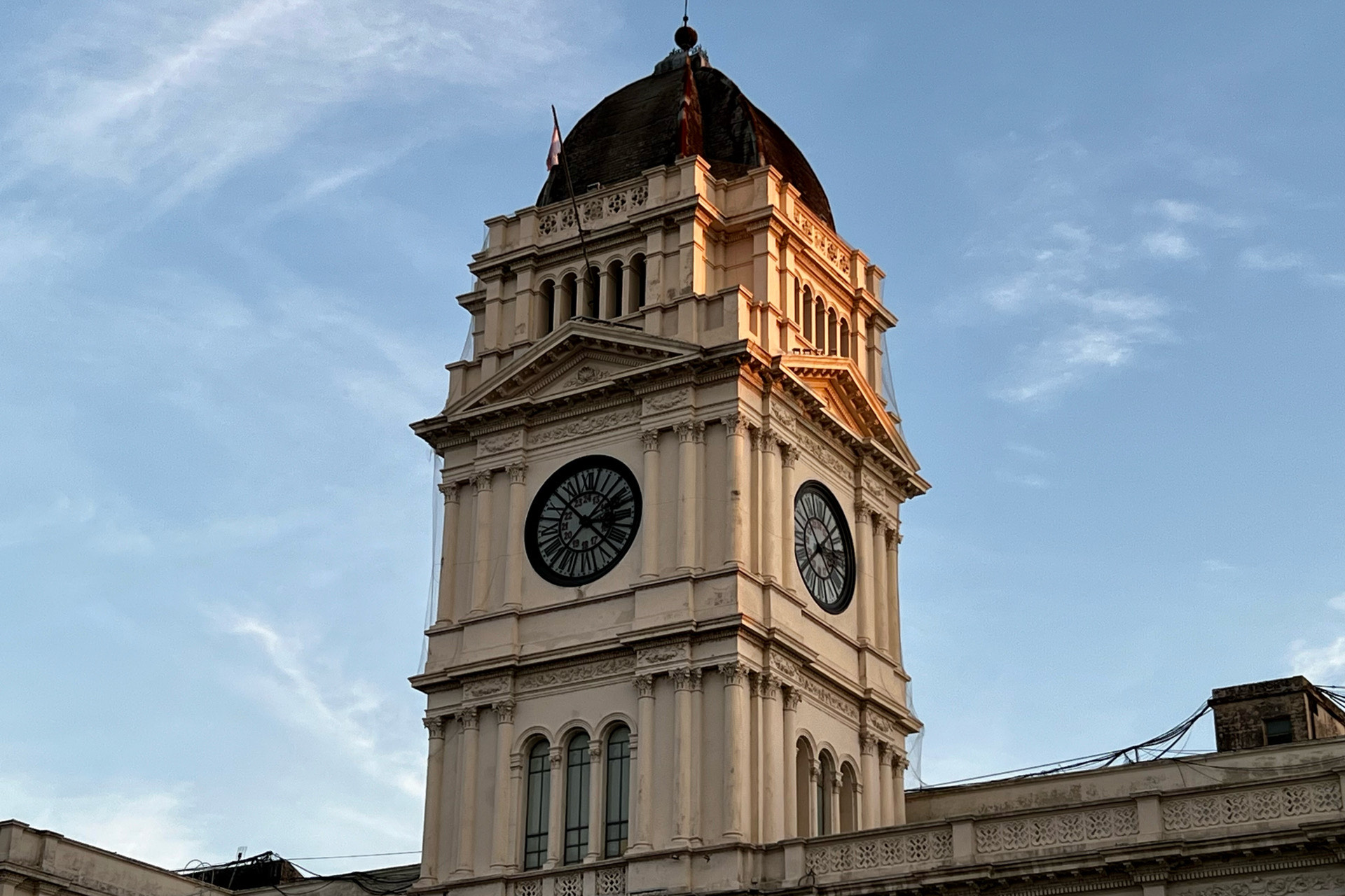 Hay malestar en la Administración por posible recorte de horas extra