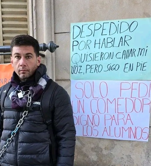 Gualeguay: lo echaron de Comedores y se encadenó